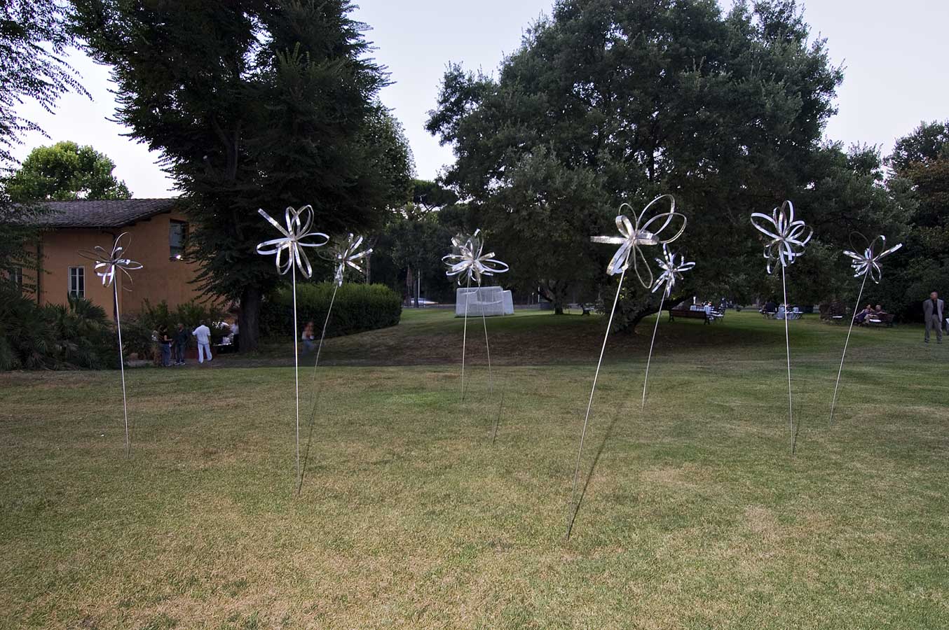 Steel flowers 29, sculpture by Nicola Guerraz, iron, h 200 cm, 2010, photo 03