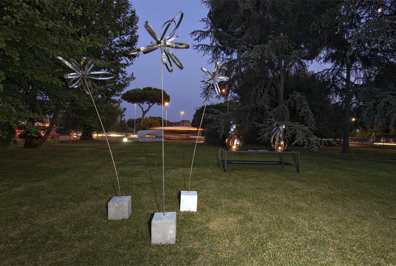 Steel flowers 29, sculpture by Nicola Guerraz, iron, h 200 cm, 2010, photo 04