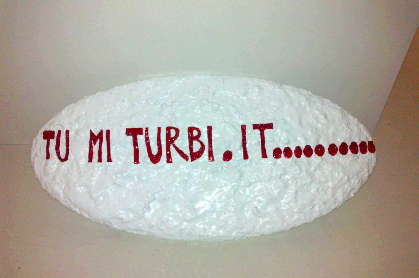 Tu mi turbi.it, sculpture by Nicola Guerraz, acrylic on resin, 67 x 33 cm, 2011