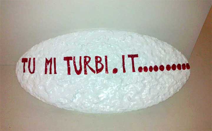 Tu mi turbi.it, sculpture by Nicola Guerraz