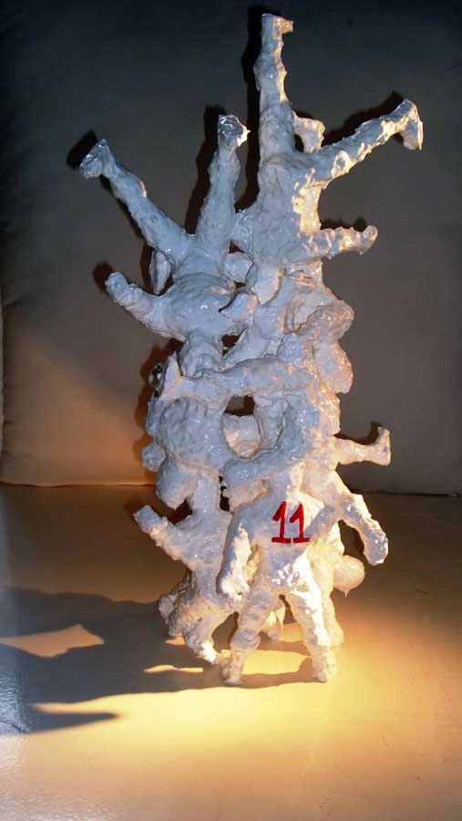 Acrobats 16, sculpture by Nicola Guerraz, acrylic on resin, h 83 cm, 2012, photo 01