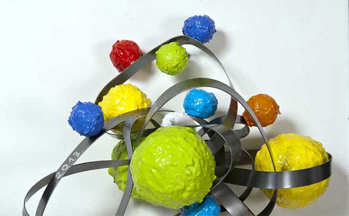 Happy atom 3, sculpture by Nicola Guerraz