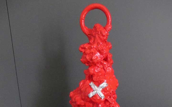 X on red, sculpture by Nicola Guerraz