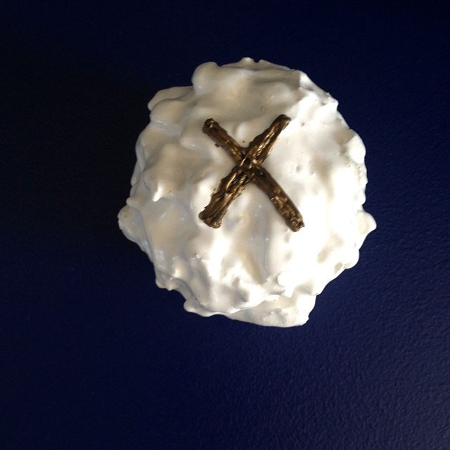 X 86, sculpture by Nicola Guerraz, mixed media on resin, diameter 9 cm, 2014
