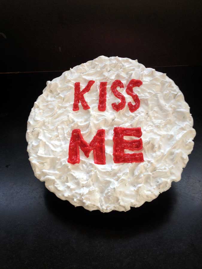 Kiss me, sculpture by Nicola Guerraz, mixed media, diameter 23 cm, 2015