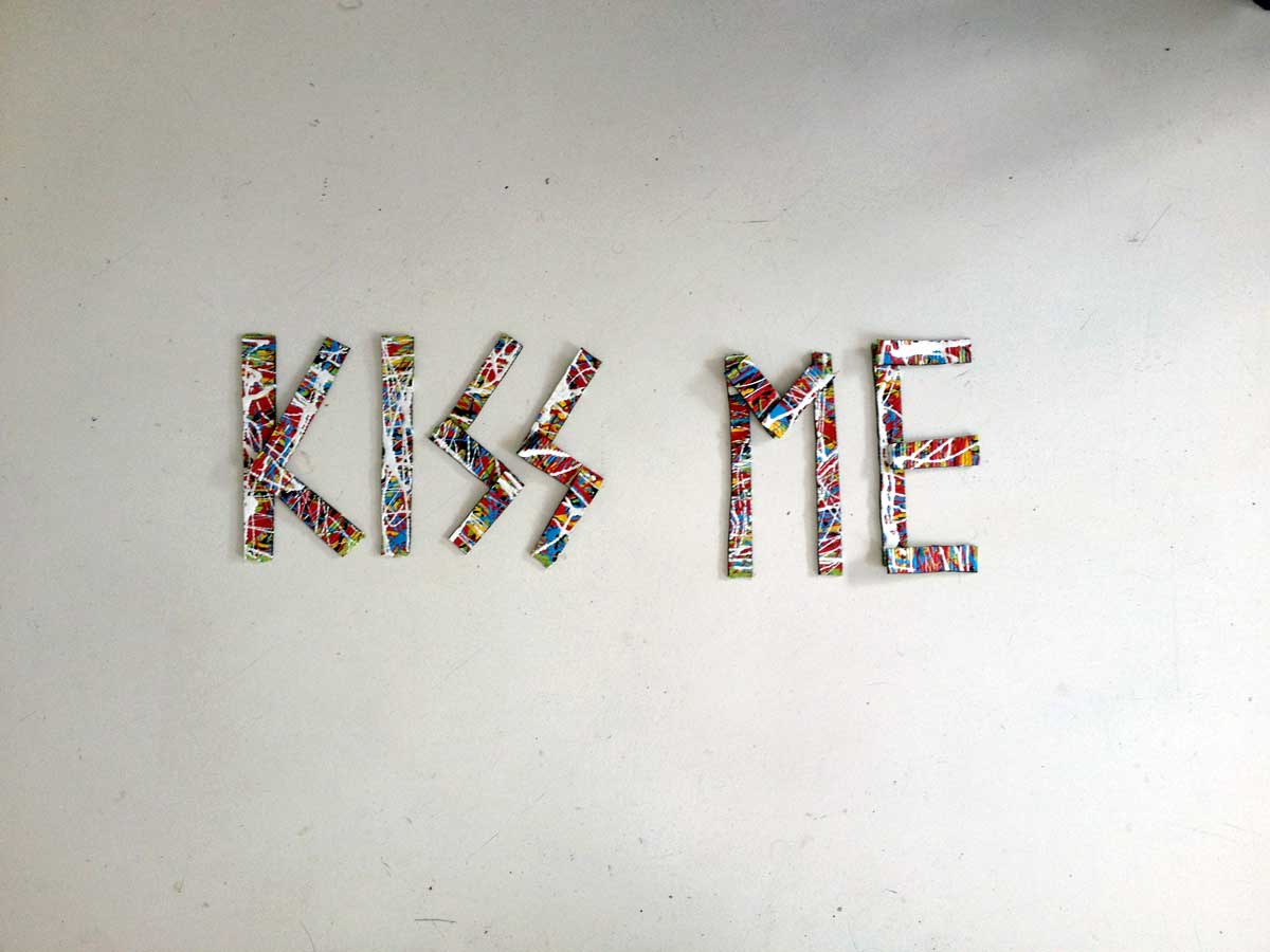 Kiss me 31, painting by Nicola Guerraz, mixed media and rubber on wood, 60 x 45 cm, 2015
