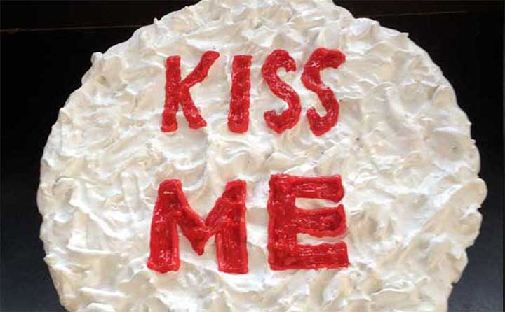 Kiss me, sculpture by Nicola Guerraz