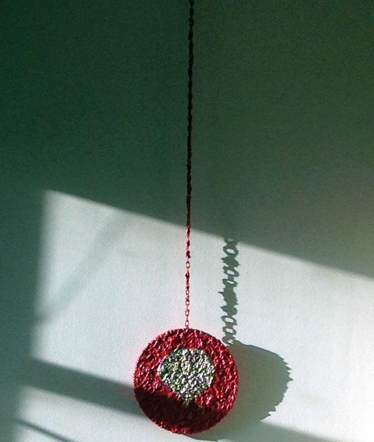 Pendulum 37, painting by Nicola Guerraz, mixed media on wood with iron chain, h 130 cm, diameter 30 cm, 2017, photo 02